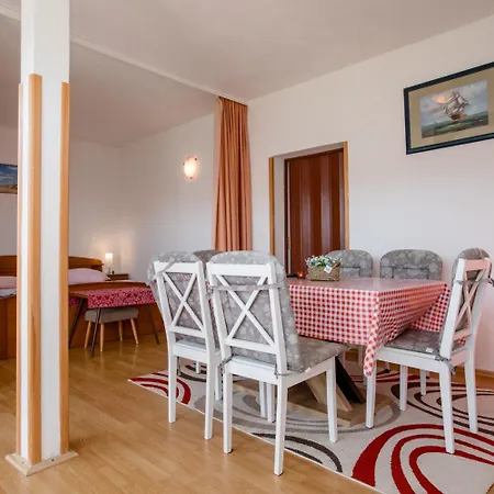 Tina 6p Apartment Banjol